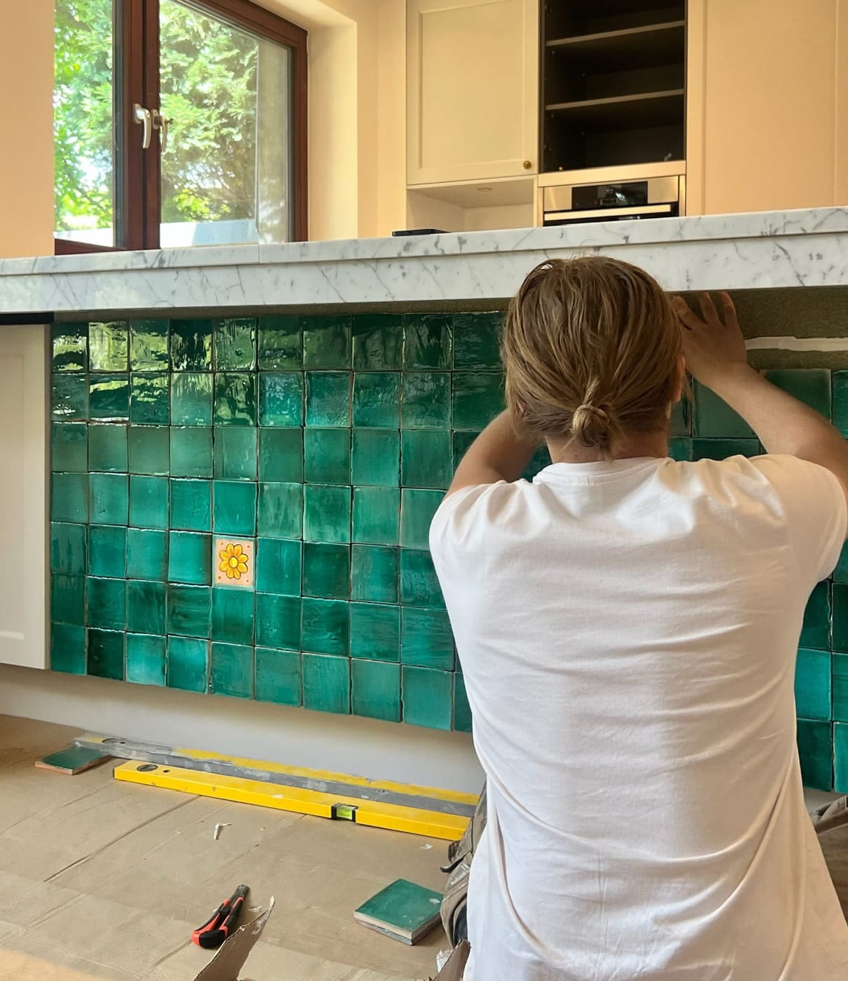 Handwerker verlegt Terrakotta-Fliesen