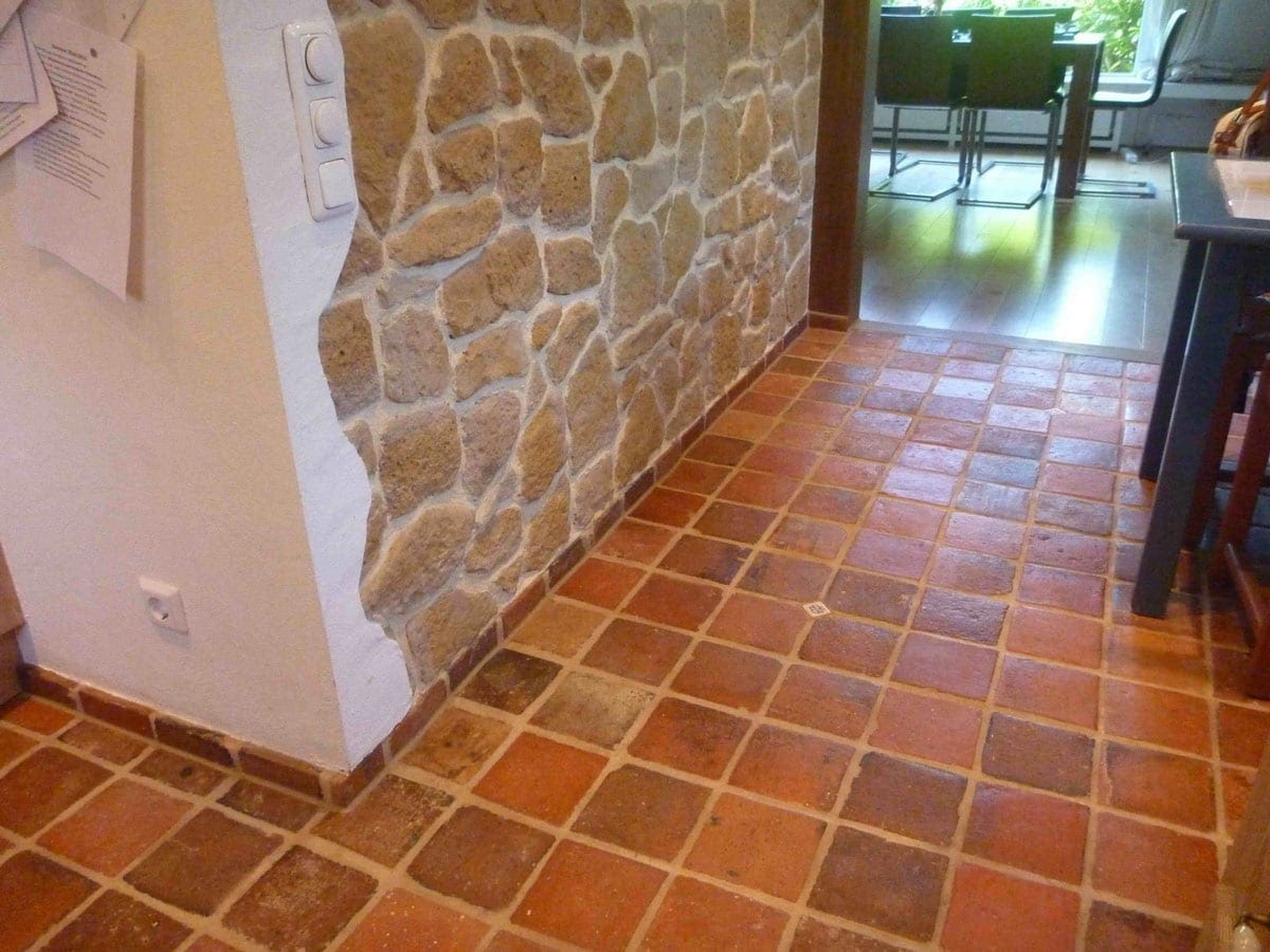 Mediterraner Raum mit Terrakotta-Boden